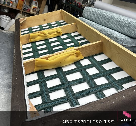 מסגרת עץ עם רצועות ירוקות ותפירה חומה